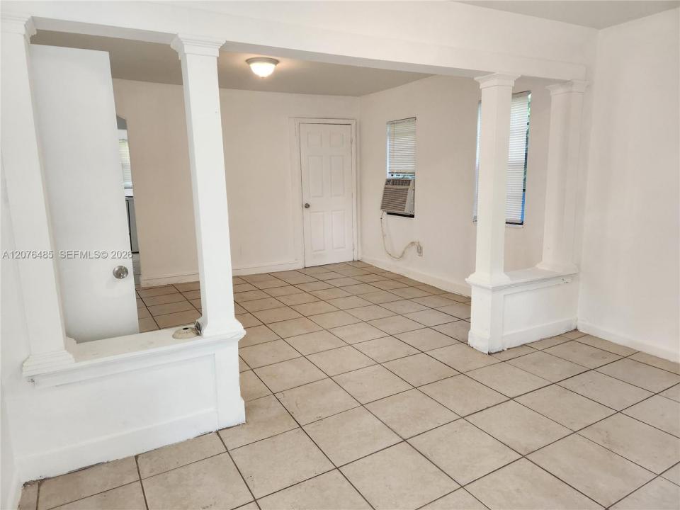 2129 NW 44th St 2129, Miami, Florida 33142, Stati Uniti