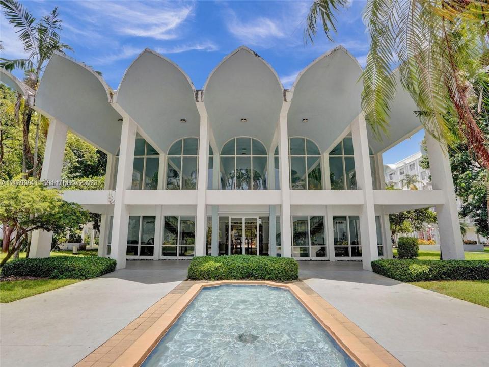 496 NW 165th St Rd D-310, Miami, Florida 33169, Stati Uniti