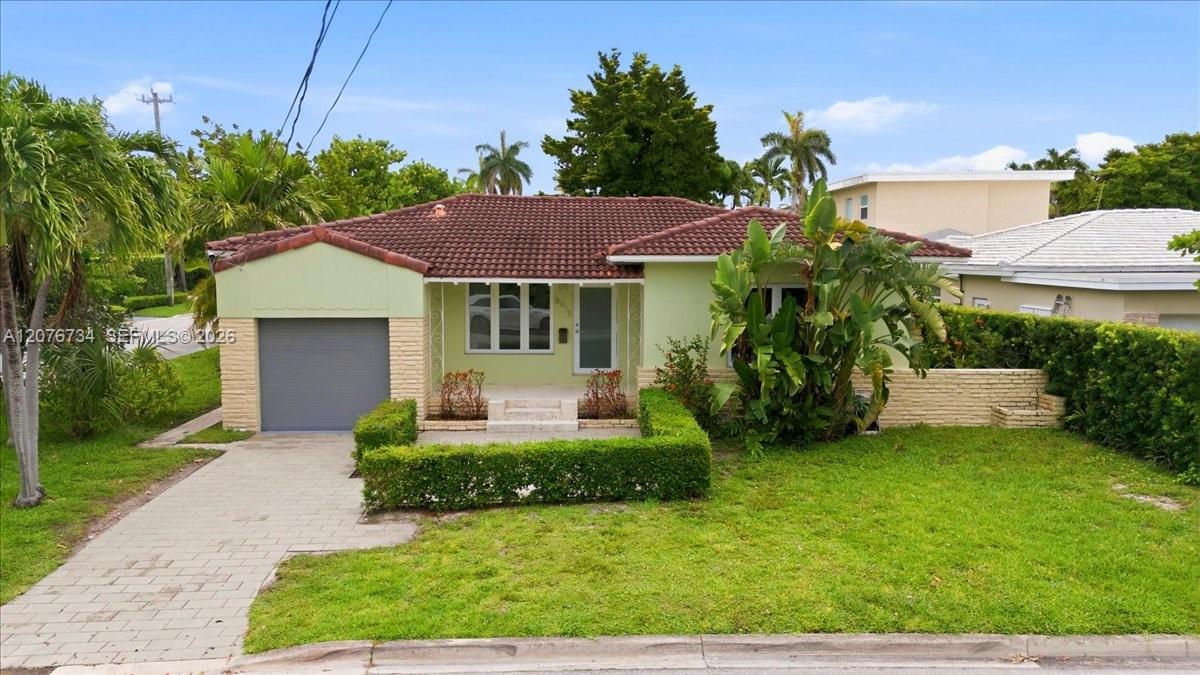 8975 Froude Ave, Surfside, Floryda 33154, USA