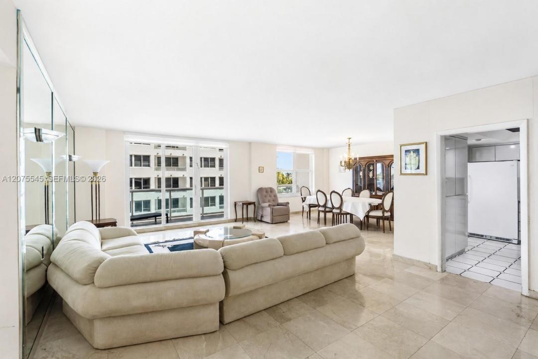 5001 Collins Ave 3B, Miami Beach, Florida 33140, USA