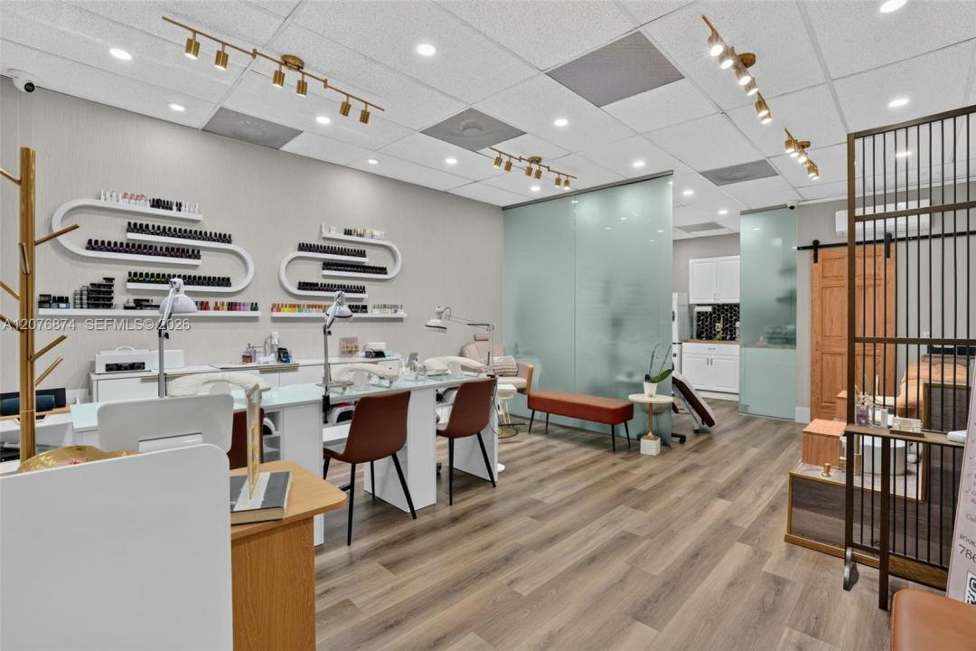 Nail Salon for Sale in in Westchester, Miami, Floryda 33155, USA