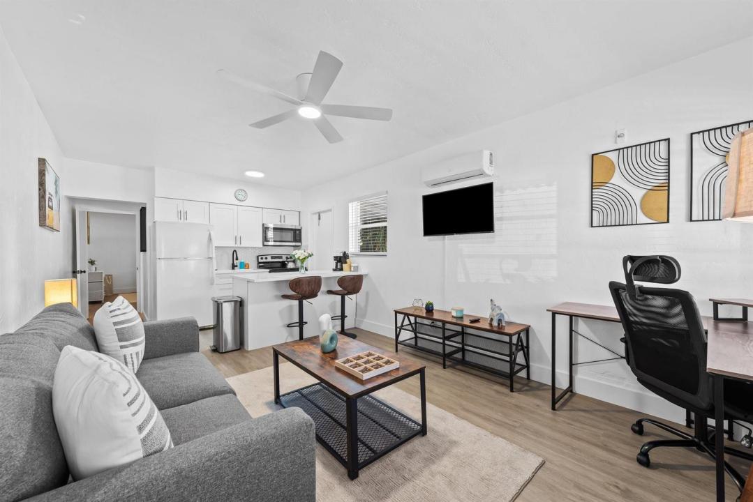 310 NE 6TH Street 2, Hallandale Beach, Florida 33009, Amerika Birleşik Devletleri