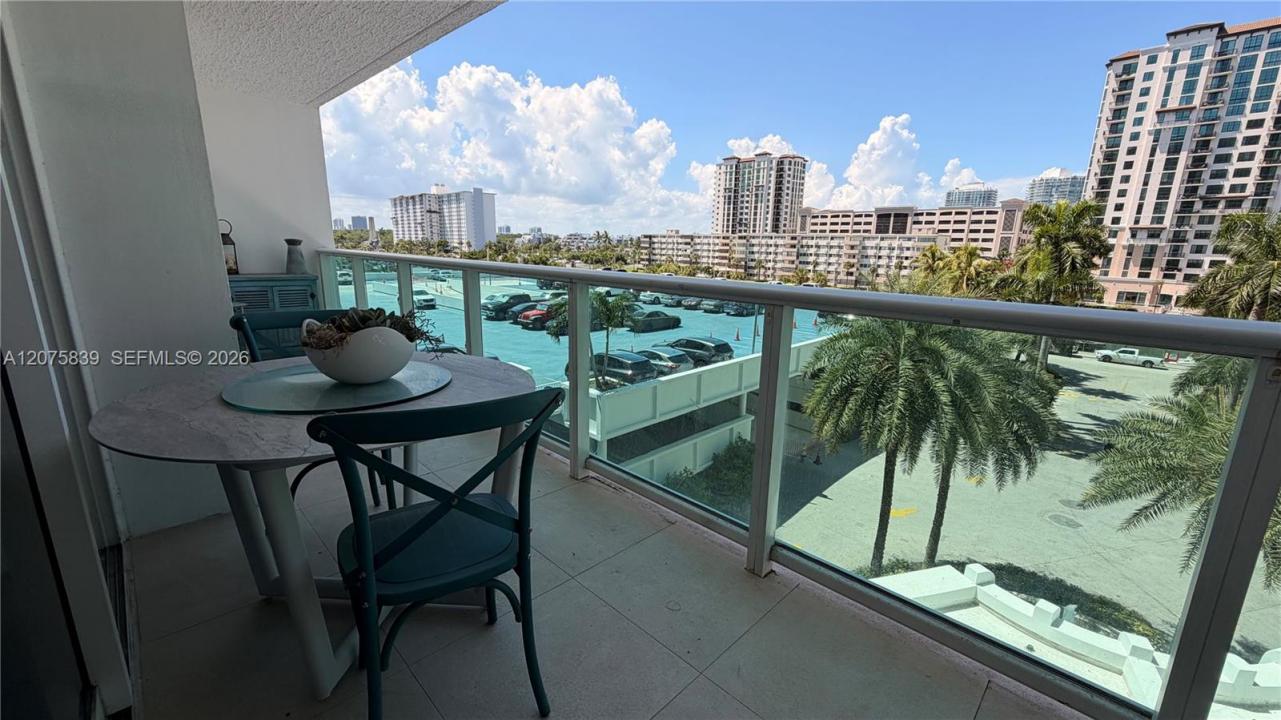 100 Bayview Dr 431, Sunny Isles Beach, Florida 33160, Stati Uniti