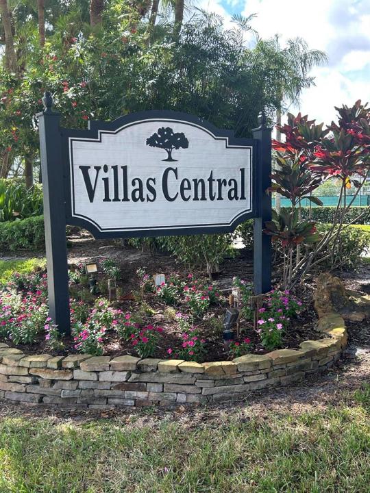 1390 E GOLFVIEW Drive, Pembroke Pines, Florida 33026, USA