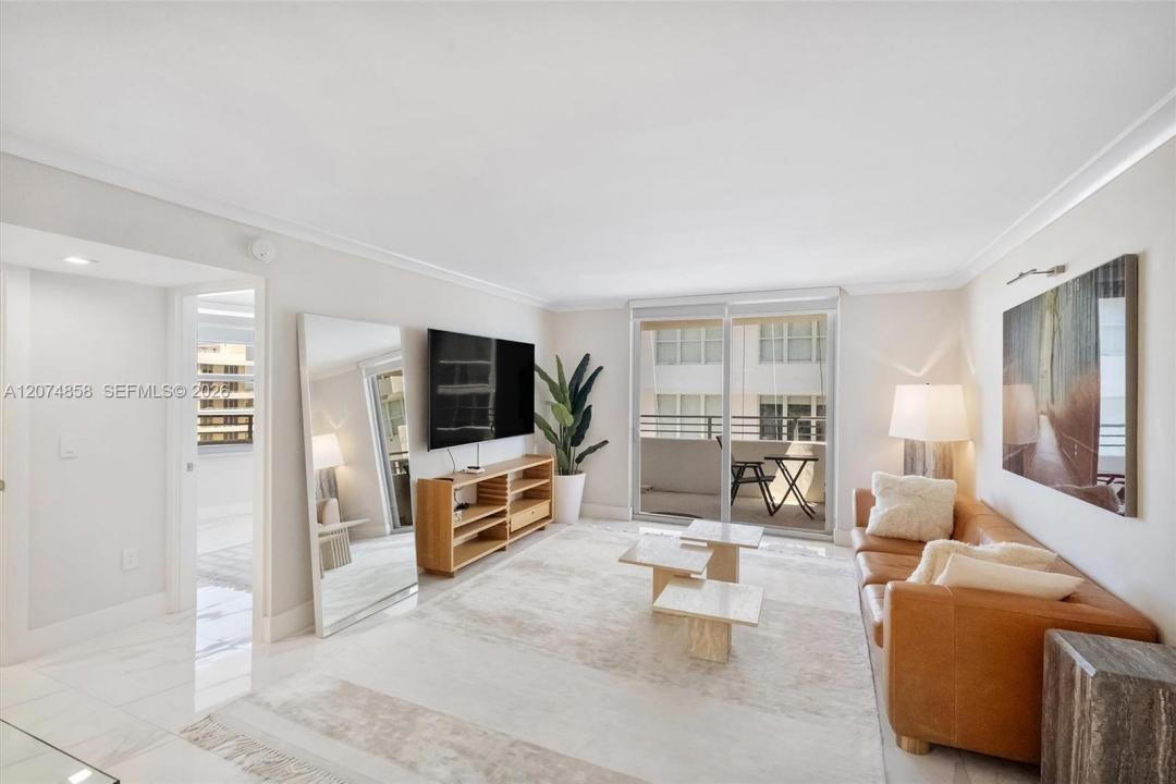 5555 Collins Ave 16B, Miami Beach, Floryda 33140, USA