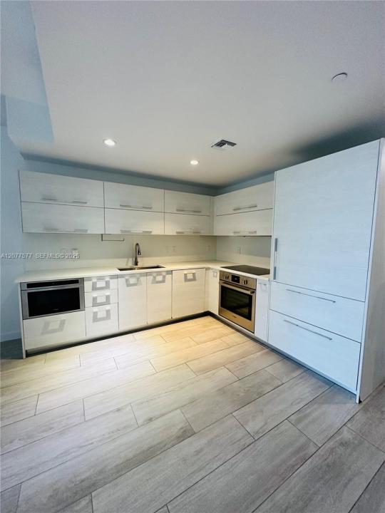 45 SW 9th St 1202, Miami, Florida 33130, Stati Uniti