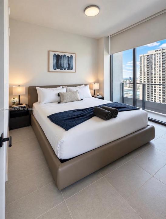 121 NE 5th St 3712, Miami, Floryda 33132, USA