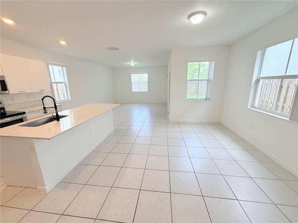 2405 NW 131st Cir, Miami, Florida 33167, USA