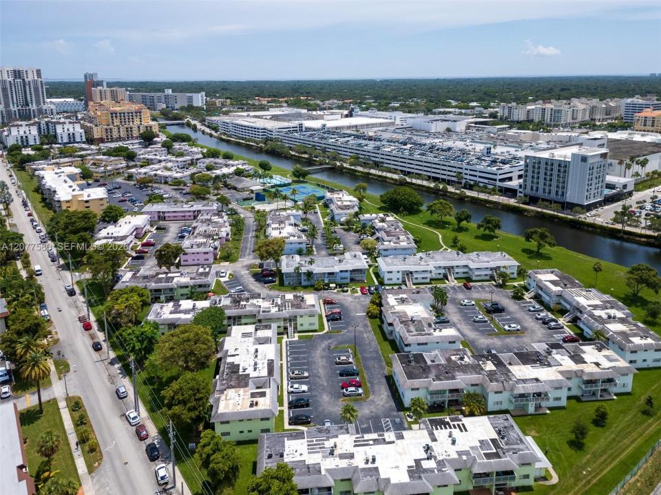 7620 SW 82nd St J102, Miami, Florida 33143, USA