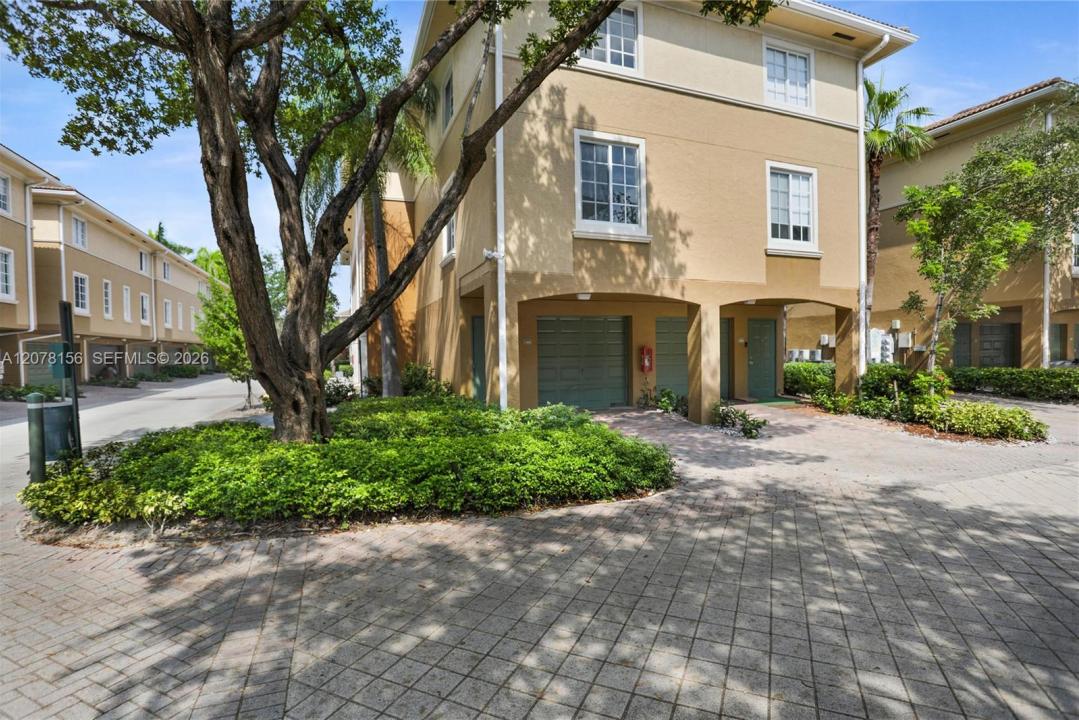 2941 NE 185th St 1305, Miami, Florida 33180, USA