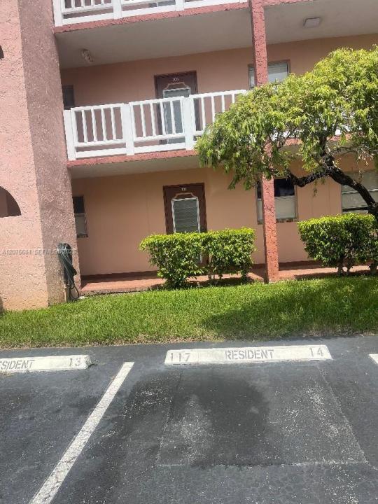 9400 Sunrise Lakes Blvd 105, Sunrise, Floride 33322, États-Unis