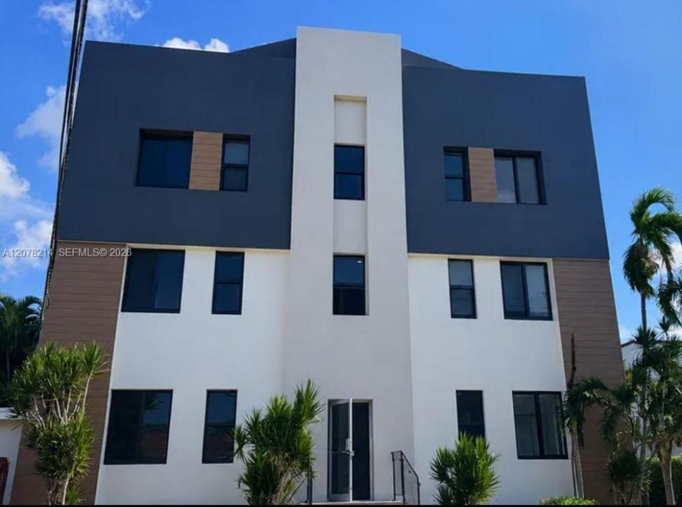 2961 SW 5th St 14, Miami, Florida 33135, USA