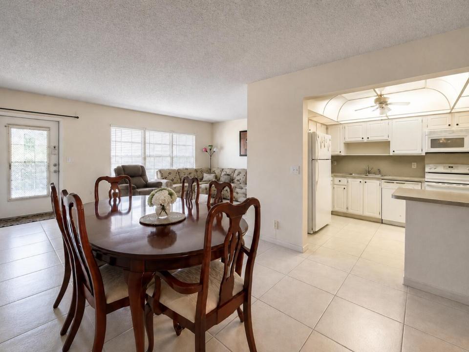 307 Greenbrier B, West Palm Beach, Florida 33417, USA