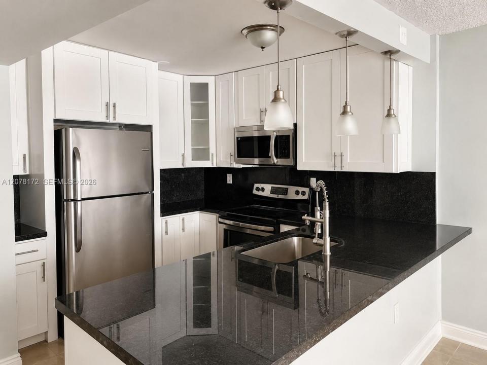 488 NW 165th St Rd B-112, Miami, Floride 33169, États-Unis