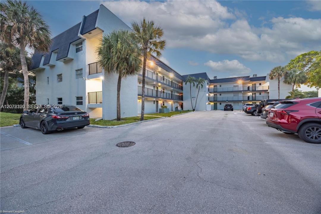 8002 Lagos De Campo Blvd B-101, Tamarac, Florida 33321, USA