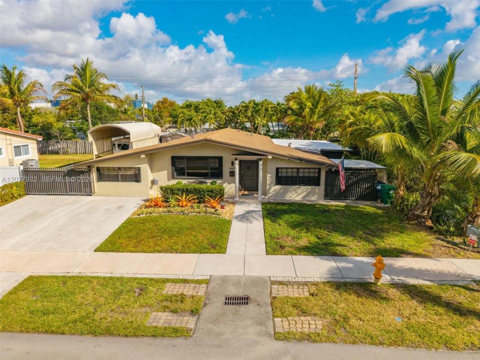 2485 NE 214th St, Miami, Florida 33180, USA