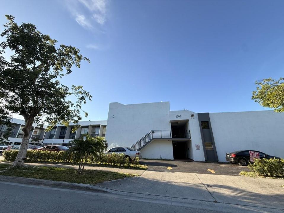 1305 W 46th St 108, Hialeah, Florida 33012, USA
