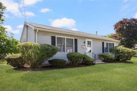 28 Elmer Avenue, Warwick, Rhode Island 02886, USA