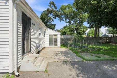 36 Newfield Avenue, Warwick, Rhode Island 02888, USA