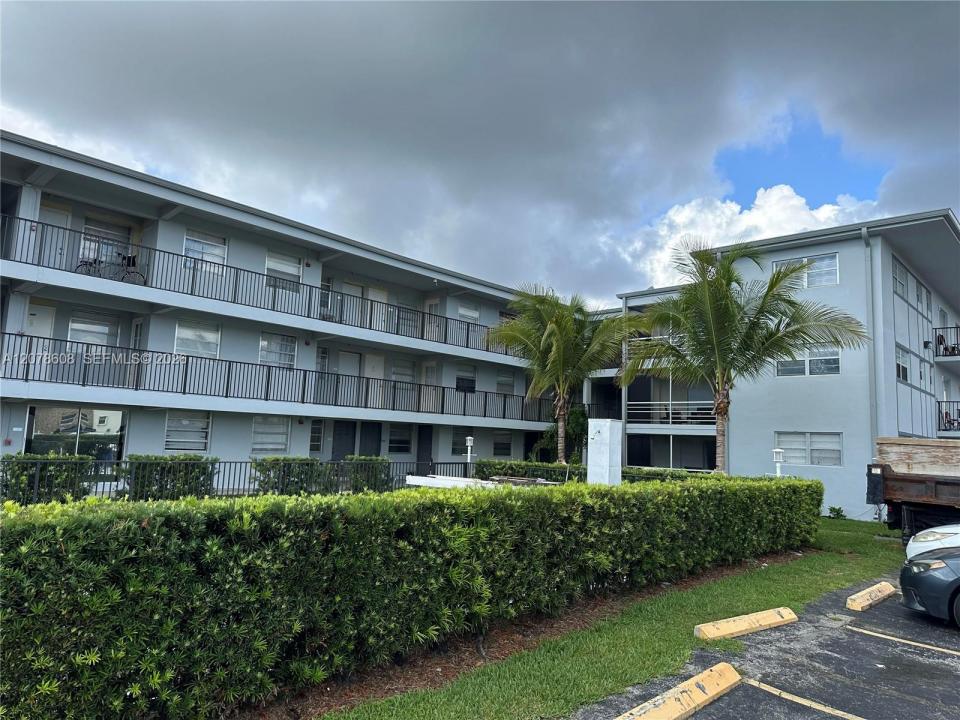 1100 NE 1st Ct 102, Hallandale Beach, Florida 33009, Stati Uniti