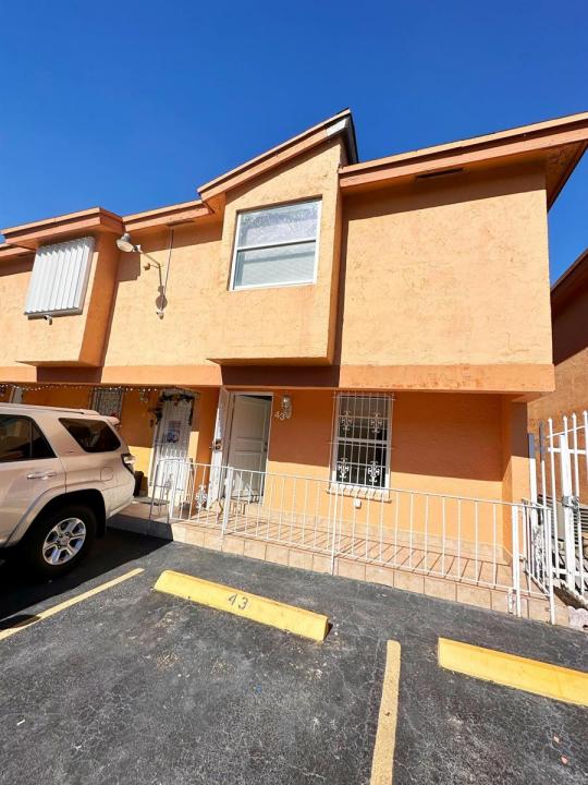 1701 W 42ND Place 43, Hialeah, Floride 33012, États-Unis