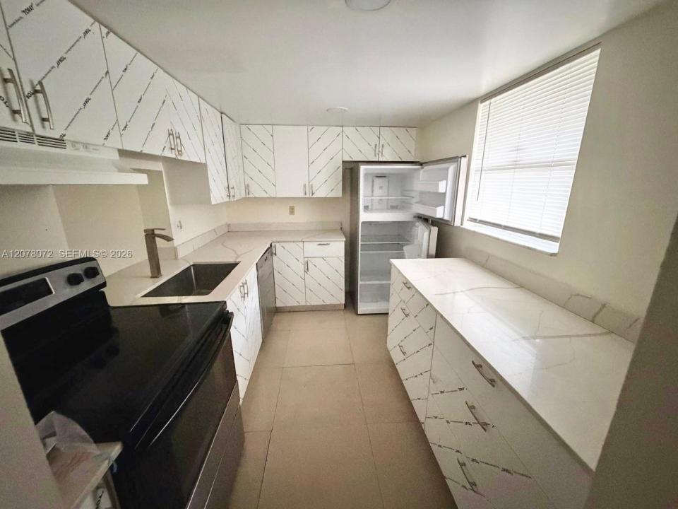 2800 NW 56th Ave B201, Lauderhill, Floryda 33313, USA