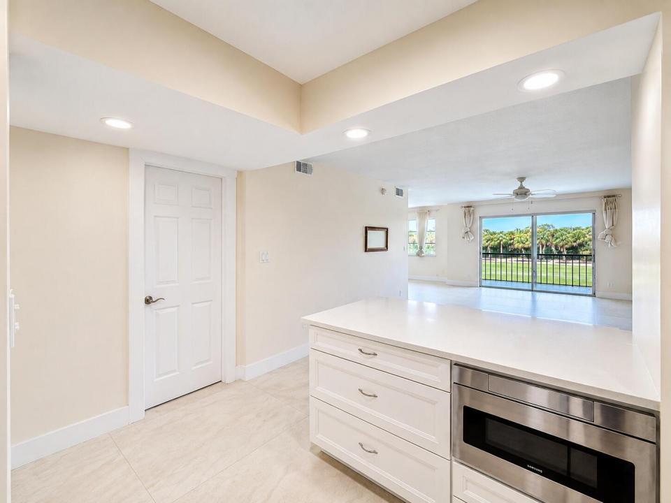 9411 N Hollybrook Lake Drive 310, Pembroke Pines, Floride 33025, États-Unis