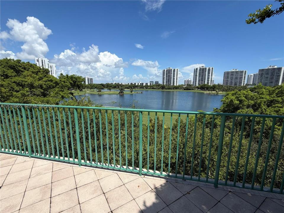 Aventura, Florida 33180, USA