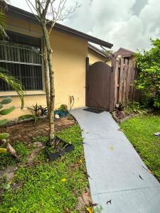 112 Fox Rd 2-50, Hollywood, Florida 33024, USA