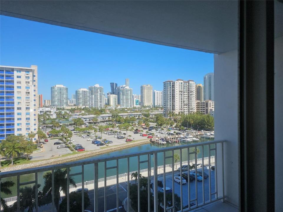 500 BAYVIEW Drive 817, Sunny Isles Beach, Florida 33160, USA