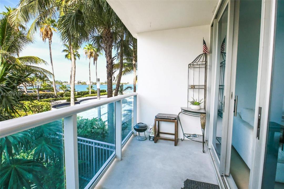 7501 E Treasure Dr 1H, North Bay Village, Floride 33141, États-Unis