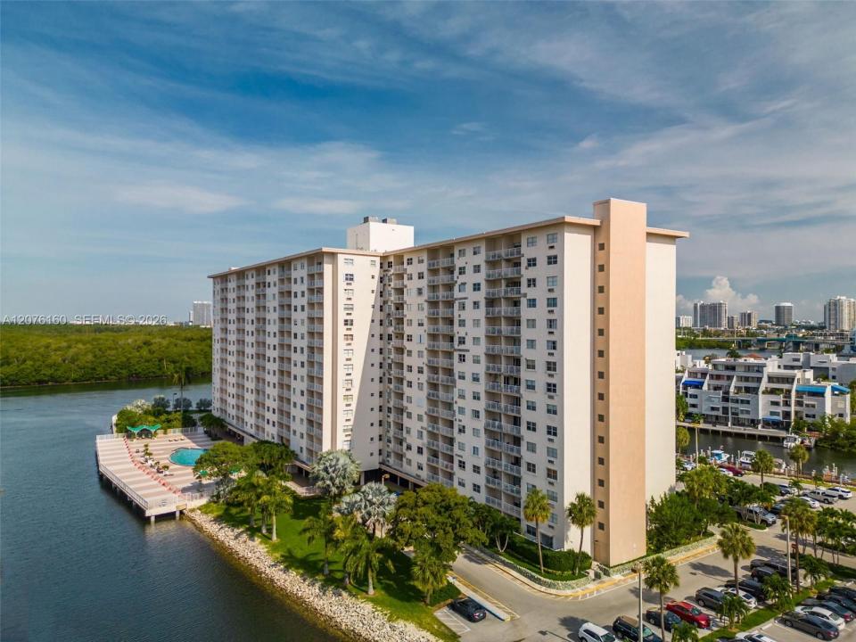 400 Kings Point Dr 822-23, Sunny Isles Beach, Floryda 33160, USA