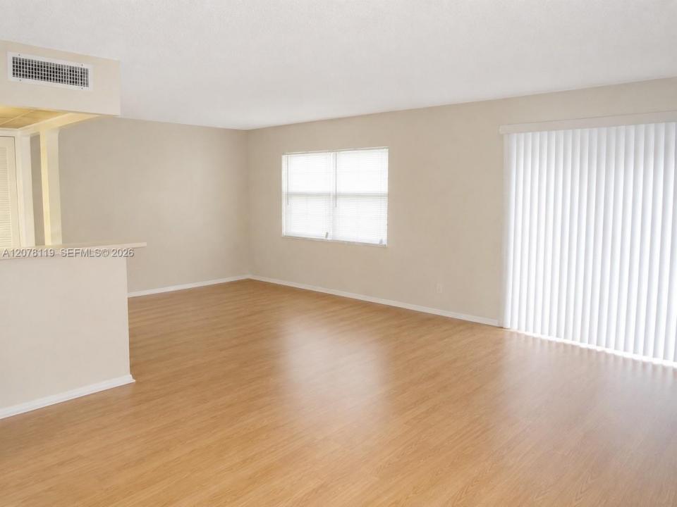 17911 NW 68th Ave O202, Hialeah, Florida 33015, USA