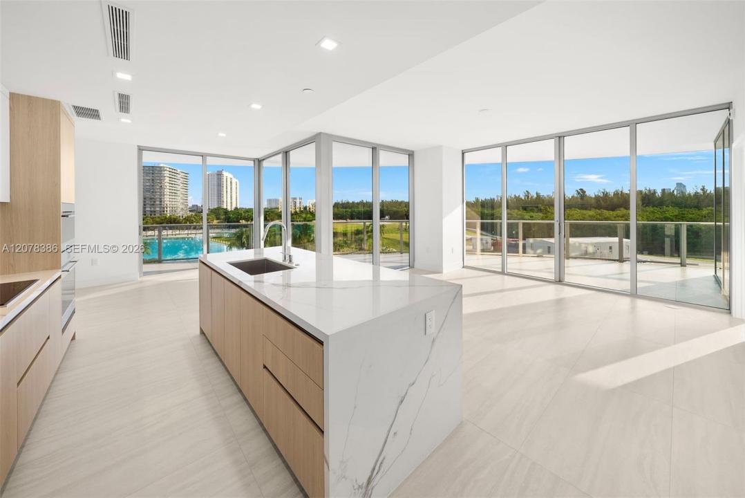2411 Laguna Cir 311, North Miami, Floride 33181, États-Unis