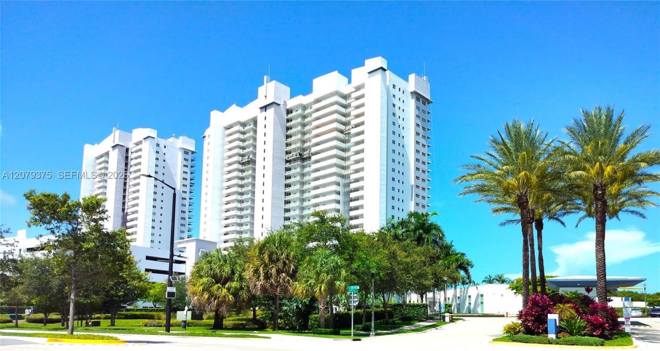 14951 Royal Oaks Ln 1006, North Miami, Florida 33181, USA