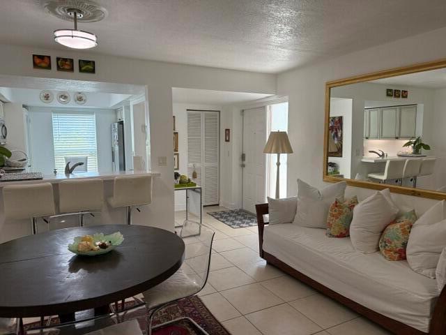 1723 EMBASSY Drive 103, West Palm Beach, Florida 33401, Stati Uniti