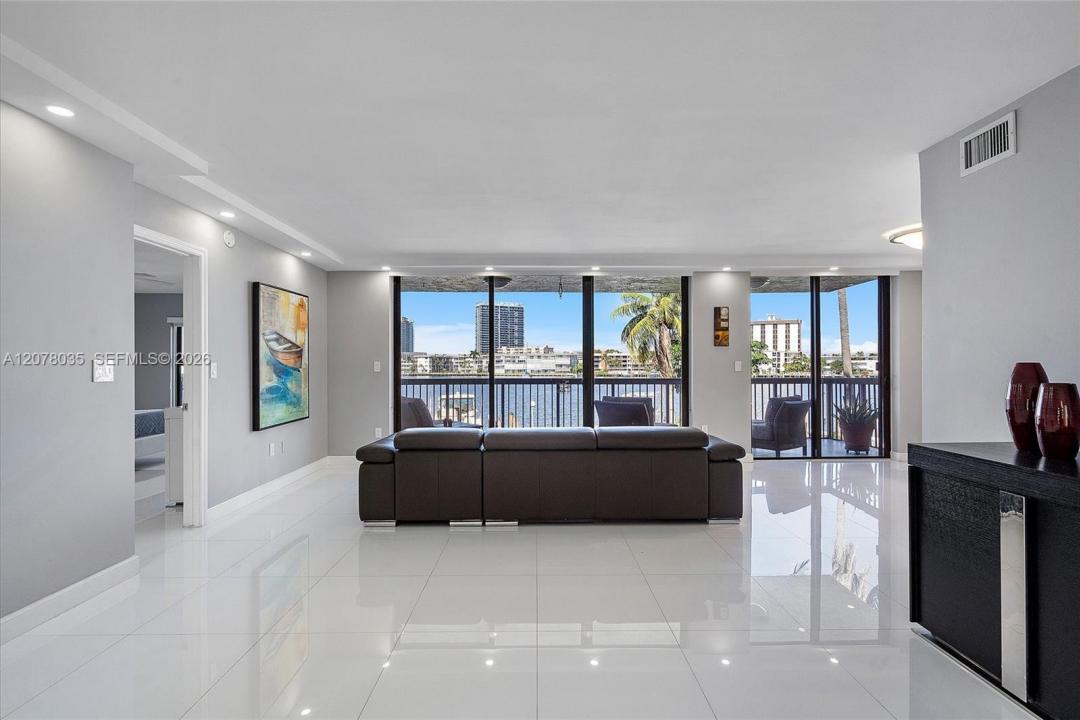 200 Golden Isles Dr 206, Hallandale Beach, Florida 33009, USA
