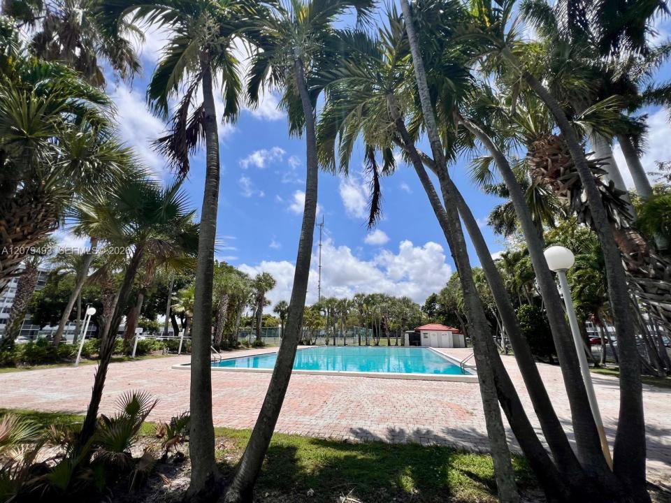 700 NW 214th St 411, Miami Gardens, Floryda 33169, USA