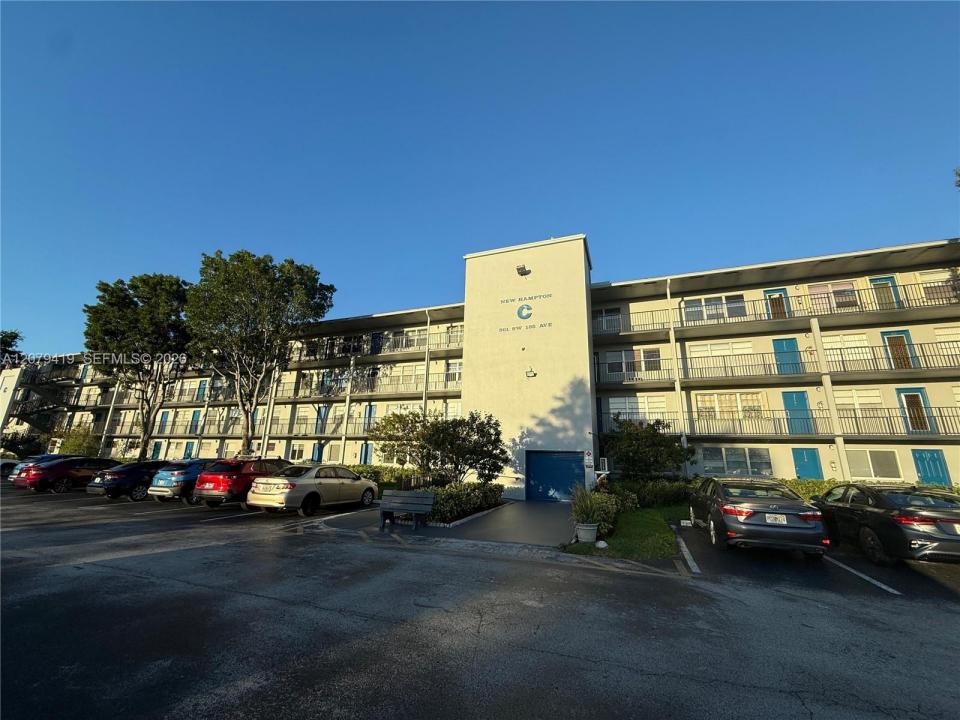 301 SW 135th Ave 402C, Pembroke Pines, Florida 33027, USA
