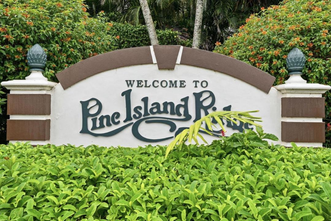 9325 LAGOON Place 405, Davie, Florida 33324, USA