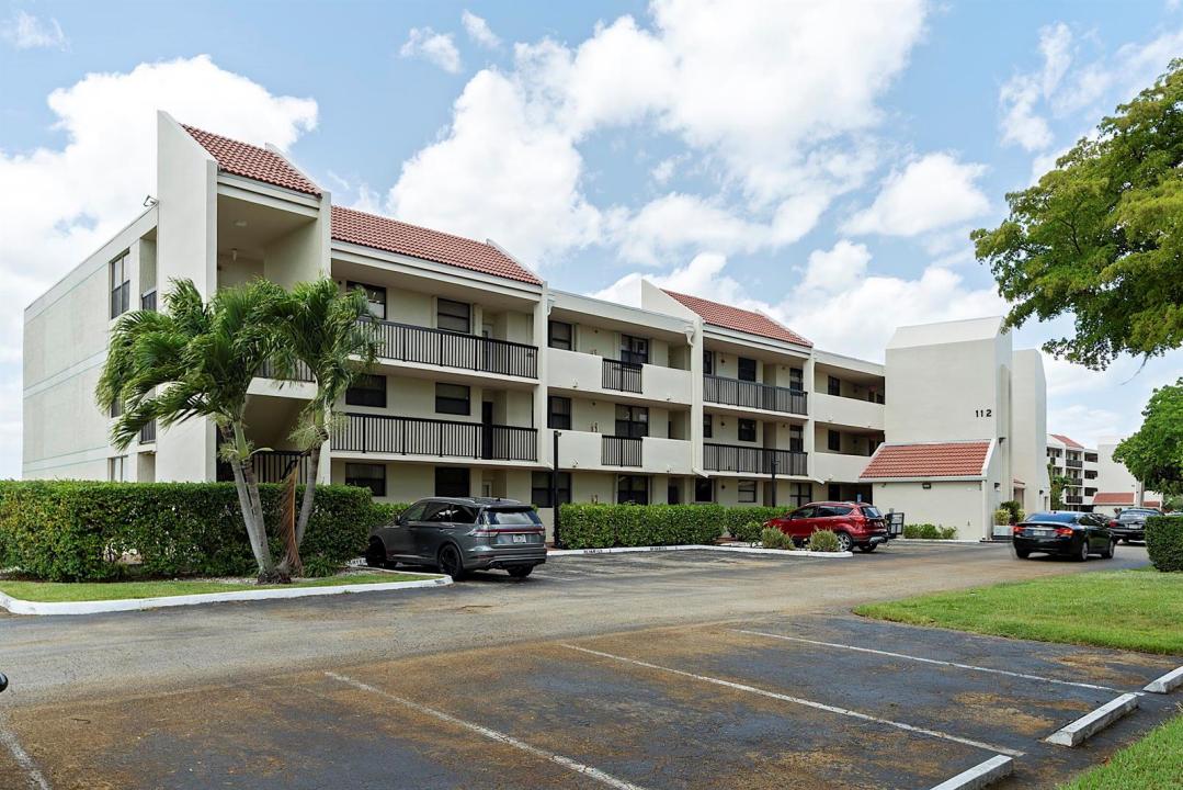 112 LAKE EMERALD Drive 209, Oakland Park, Florida 33309, USA