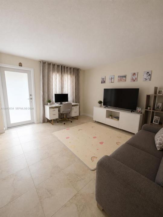 421 NE 1st St 217, Hallandale Beach, Florida 33009, USA