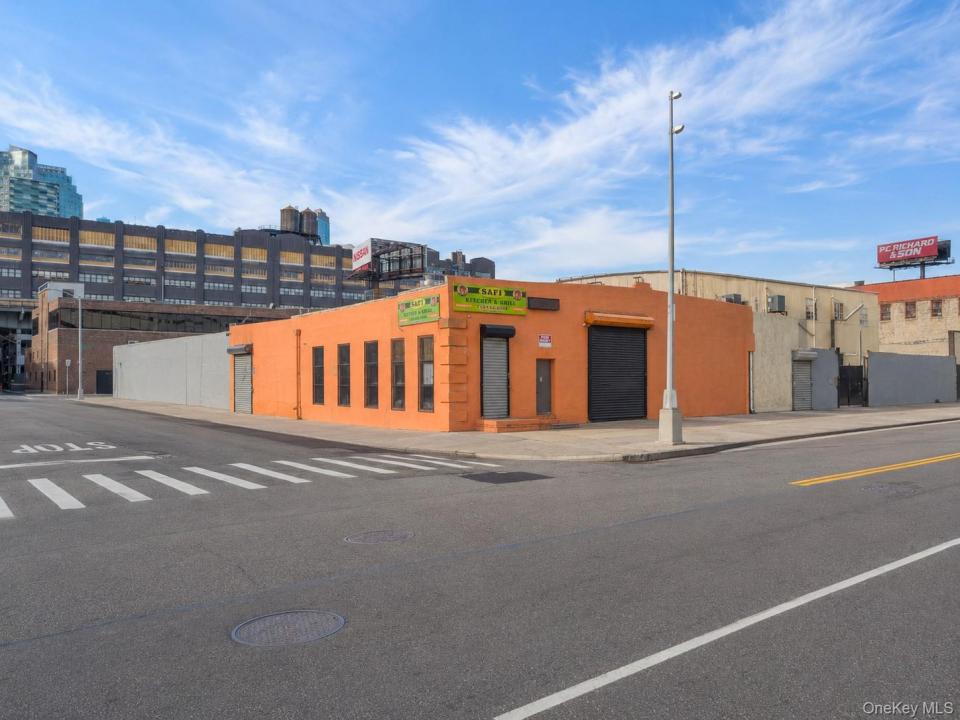 23-01 Borden Avenue, New York, New York 11101, USA