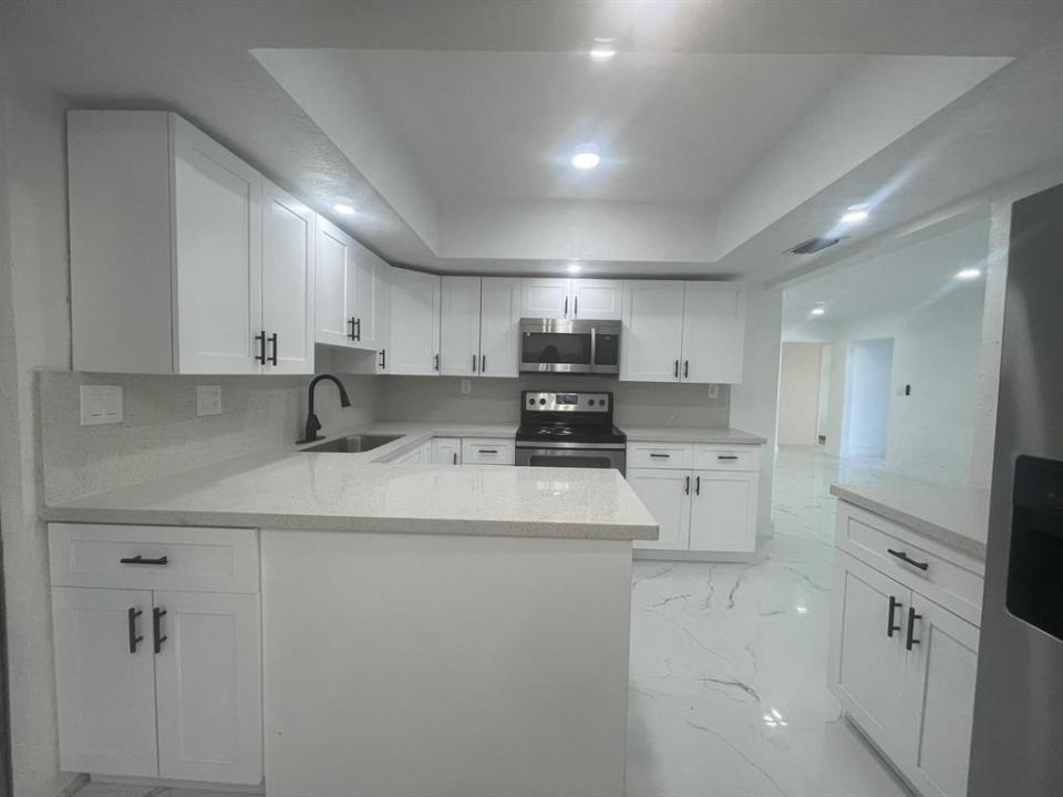 3290 NW 39TH Street, Lauderdale Lakes, Floryda 33309, USA