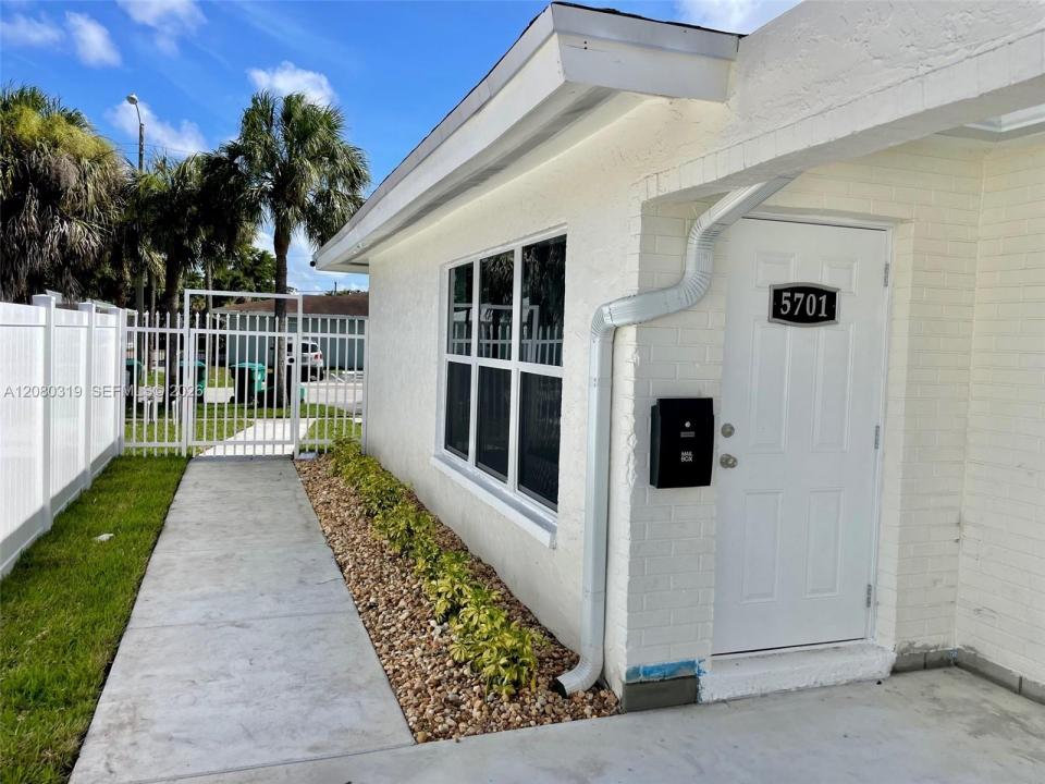 5711 NW 28th St 5711, Lauderhill, Florida 33313, USA
