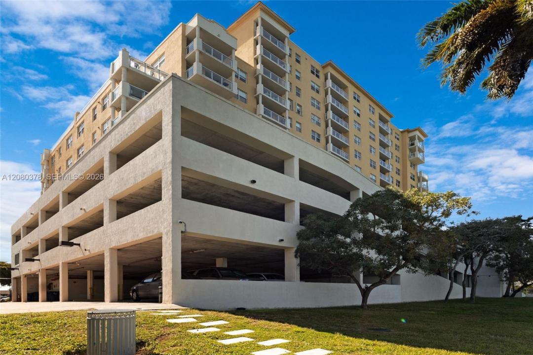 1625 Kennedy Cswy 1205G, North Bay Village, Florida 33141, USA