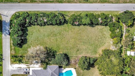 28 SW Street, Davie, Florida 33330