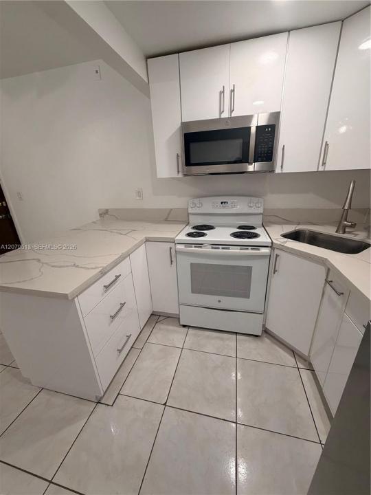 4715 NW 7th St 108-2, Miami, Florida 33126, Stati Uniti