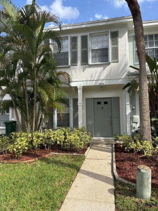 7844 Dixie Beach Circle, Tamarac, Florida 33321, USA