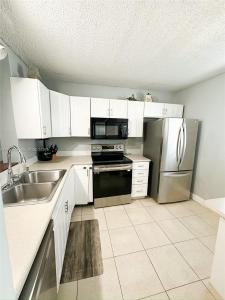 2860 Somerset Dr 400K, Lauderdale Lakes, Florida 33311, USA